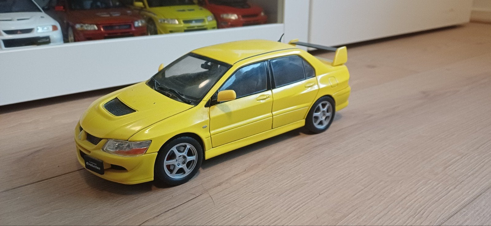Mitsubishi Lancer Evolution 8 VIII modelauto geel, Ophalen of Verzenden, Zo goed als nieuw, Auto, Overige merken