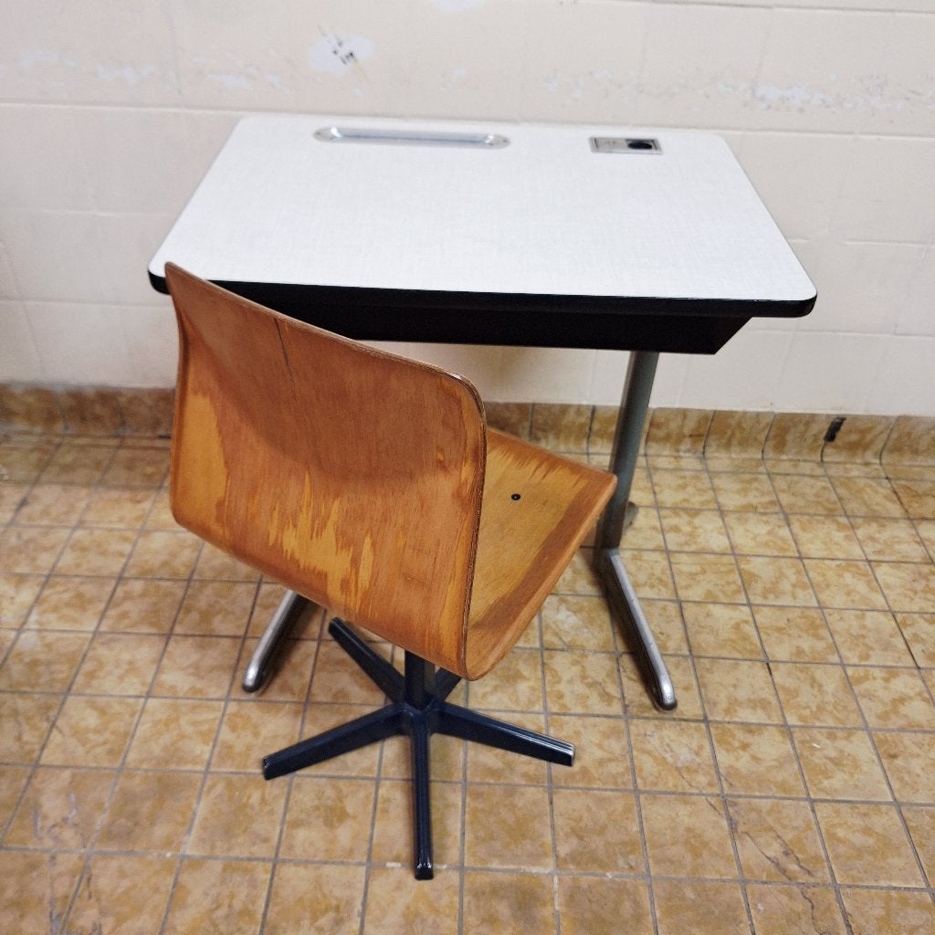 Retro Mesbank Wijchen Formica Kinder Bureautje met Stoeltje, Kinderen en Baby's, Kinderkamer | Tafels en Stoelen, Ophalen, Mesbank Wijchen