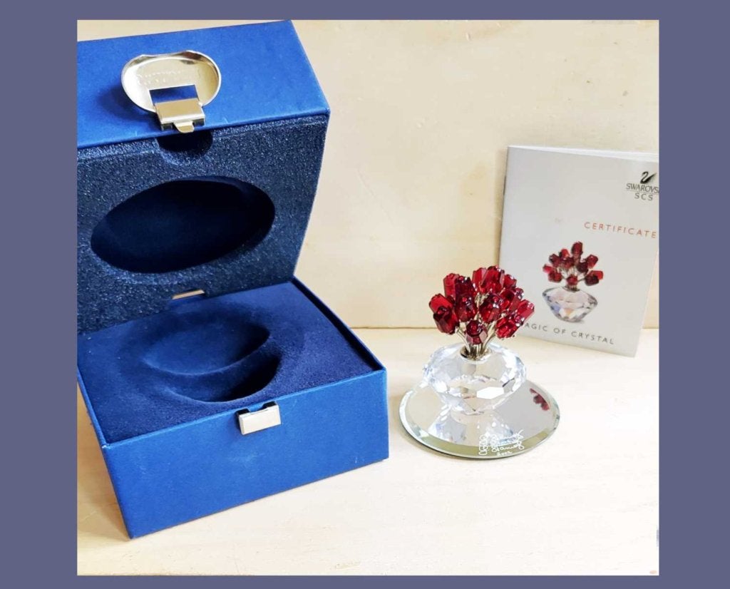 Swarovski Vaas met 15 robijnrode rozen + spiegel compleet, Ophalen of Verzenden, Zo goed als nieuw, Figuurtje