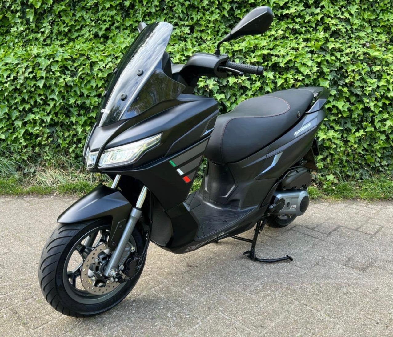 Aprilia SXR50 Matt Black € 2.000,00 vaste prijs, Ophalen, Zo goed als nieuw, Benzine
