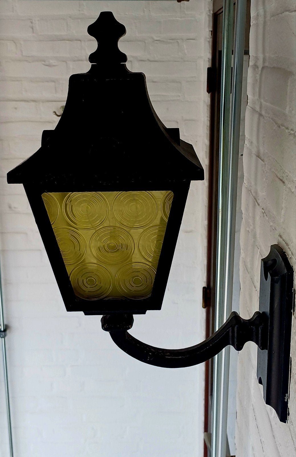 Klassieke zwarte buitenwandlamp met geel glas, Ophalen, Gebruikt, Zwart, Geschikt voor buiten