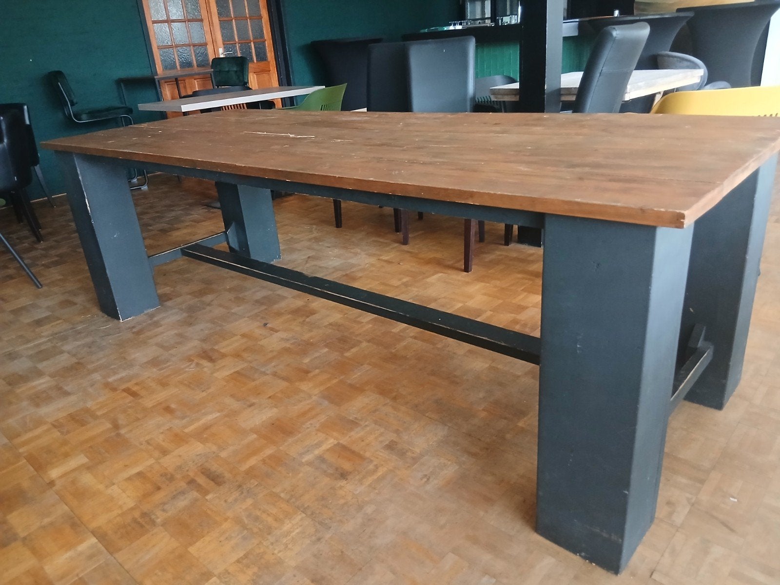 Robuuste houten tafel met donkere poten, Huis en Inrichting, Ophalen, Gebruikt, 200 cm of meer, 50 tot 100 cm