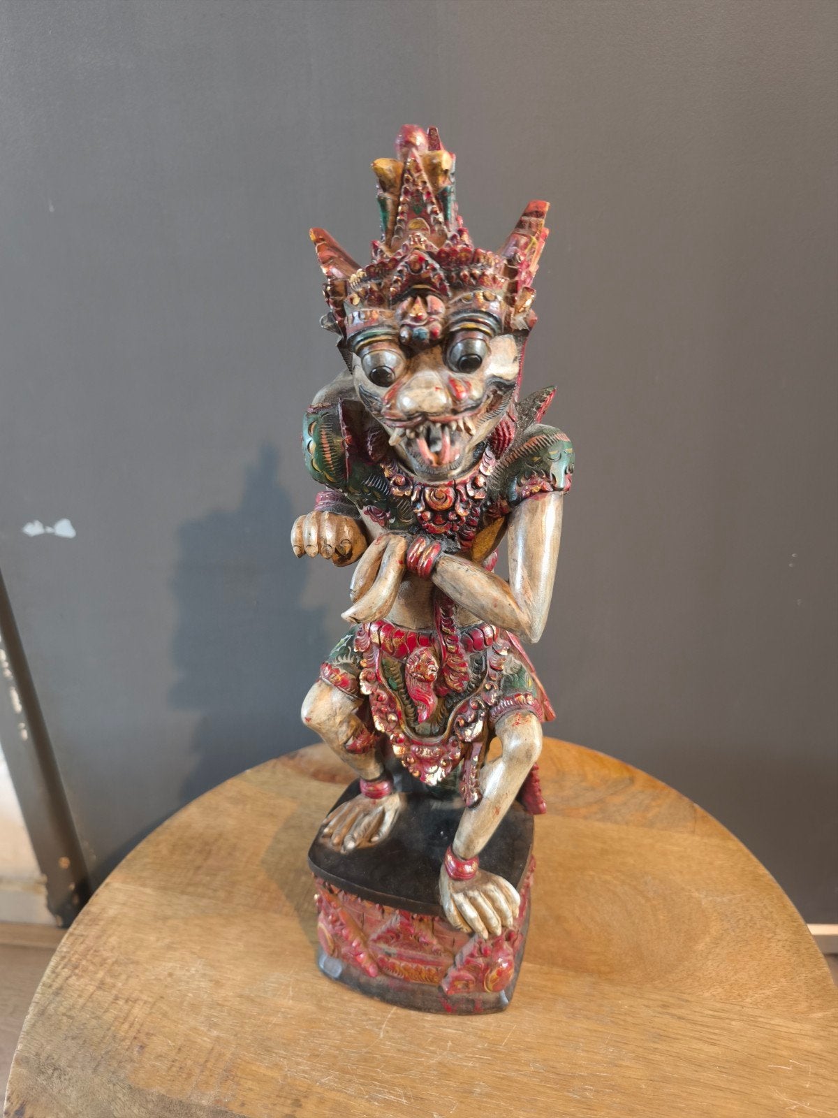 Zeer fraai polychroom Indonesisch houtsnijwerk beeld, Antiek en Kunst, Kunst | Beelden en Houtsnijwerken, Overige onderwerpen