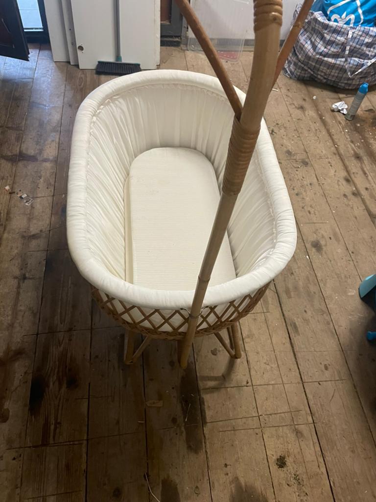 Wiegje van rotan met matrasje en bekleding, Kinderen en Baby's, Babywiegjes en Ledikanten, Ophalen, Gebruikt, Wieg