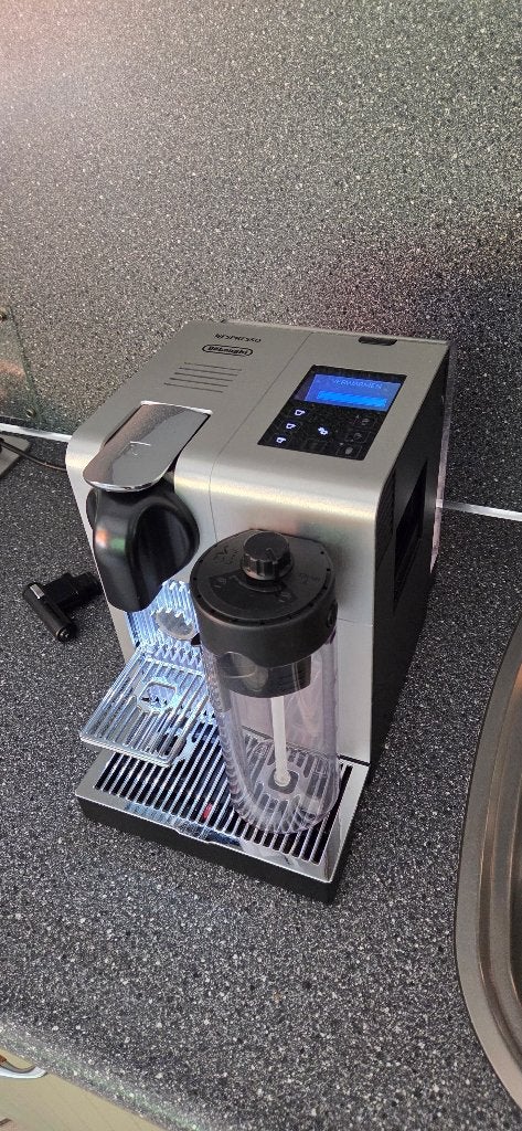Nespresso De Longhi Lattissima Pro, Koffiemachine, Ophalen of Verzenden, Zo goed als nieuw, Koffiepads en cups