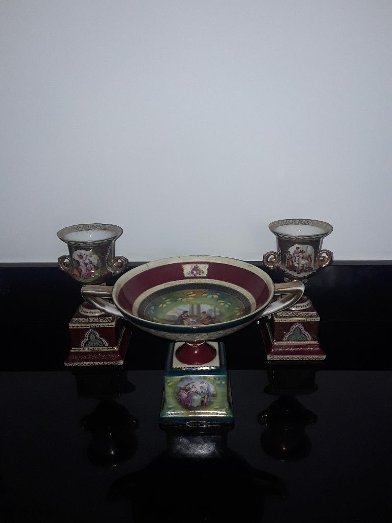 Royal Vienna 2 vazen en tazza met barok decor, Antiek en Kunst, Antiek | Porselein, Verzenden
