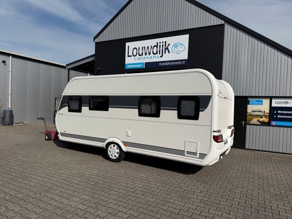 HOBBY De Luxe 495 WFB ’23 (Fransbed, Douche), Rondzit, Hobby, 7 tot 8 meter, Bedrijf