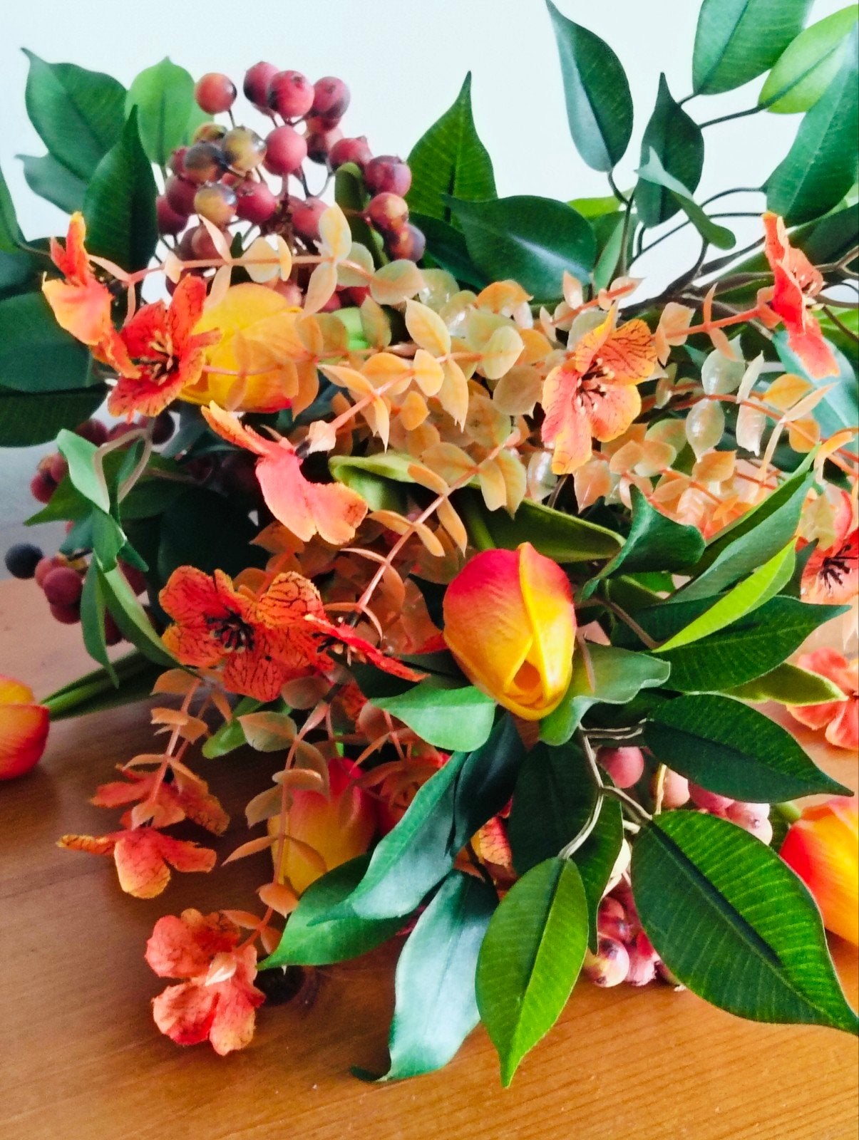 Prachtig kunstboeket met oranje tulpen en bessen, Inclusief kunstbloemen, Binnen, Textiel, Ophalen of Verzenden