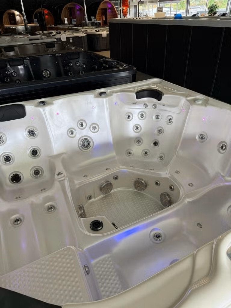 Luxe Jacuzzi / Spa 5-Persoons – Plug & Play (220V Stekker), Ophalen, Zo goed als nieuw, Trap, Vast