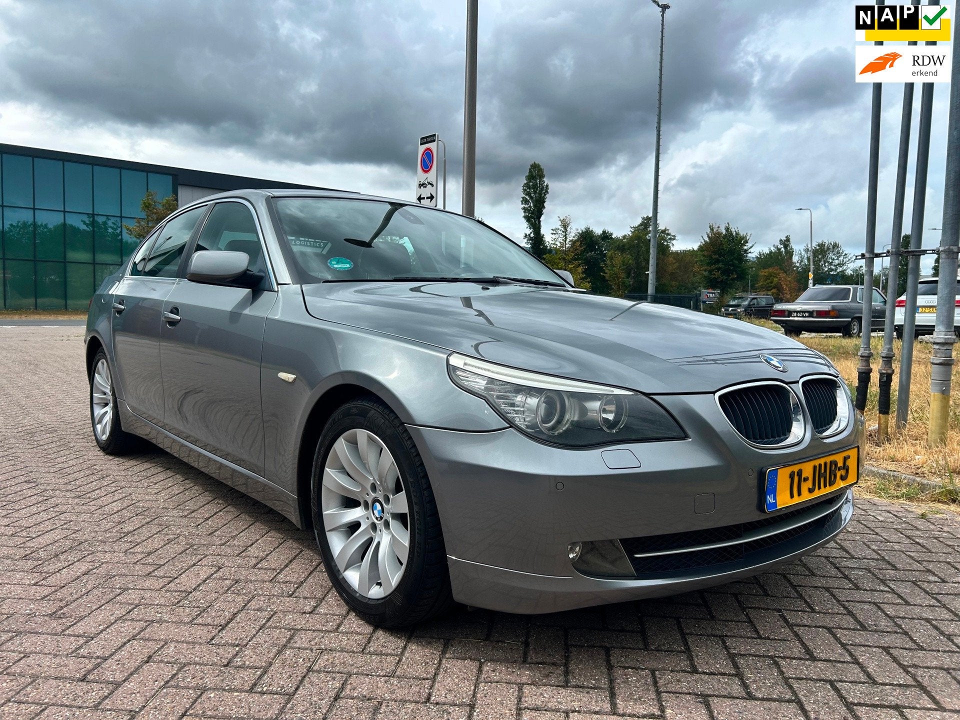BMW 5-serie 520i Business Line AUT NAVI *MOTOR DEFECT*, Auto's, Automaat, 4 cilinders, Parkeersensor, 1465 kg
