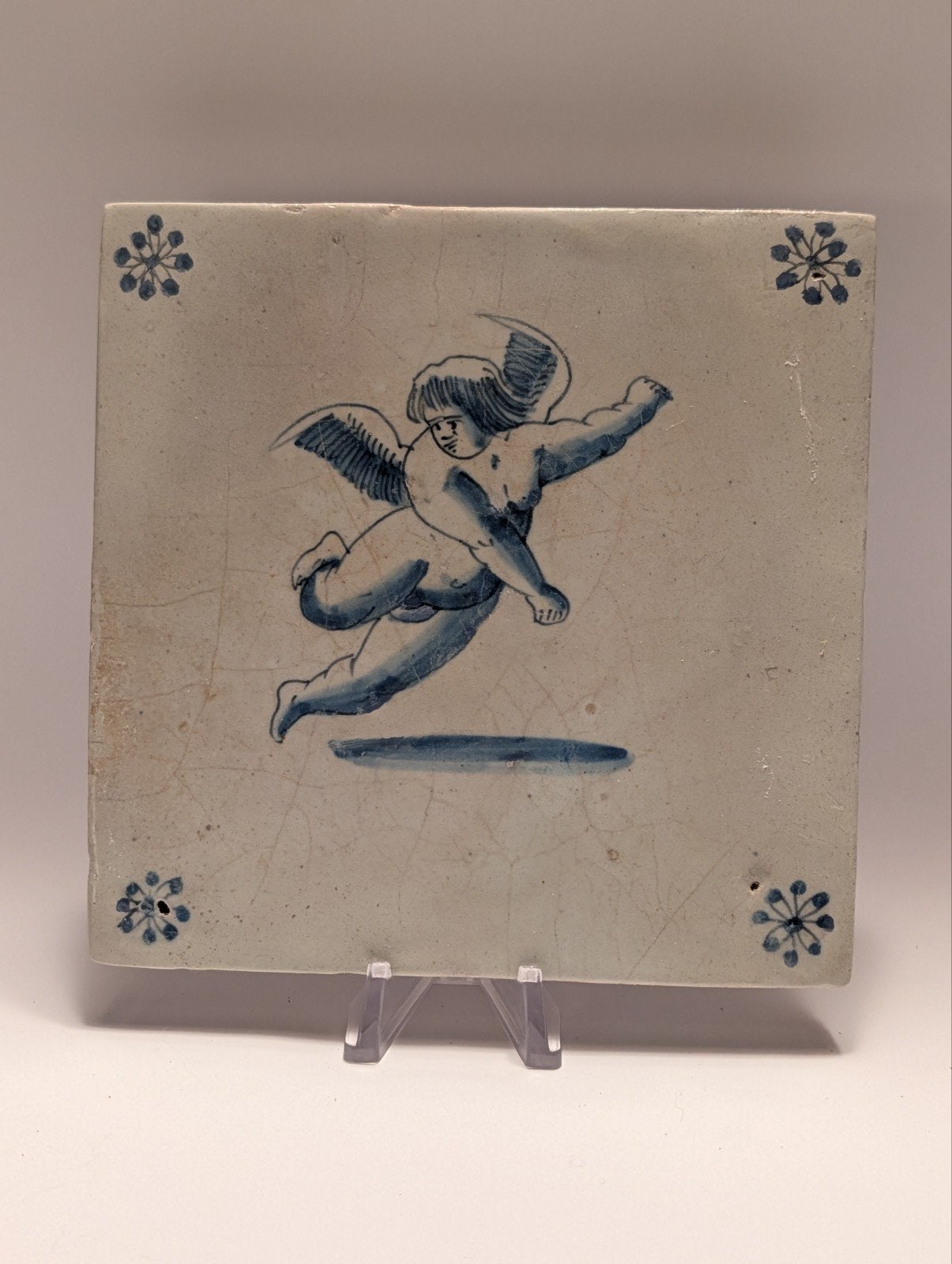 Antieke Delftse tegel met putto/engel, 17e/18e eeuw, Antiek en Kunst, Ophalen of Verzenden