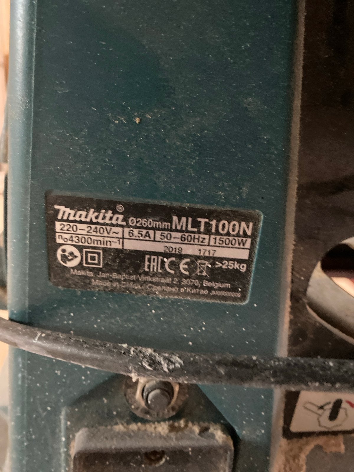 Foto 2 van Makita MLT100N Tafelzaag - 1500W, 260mm blad