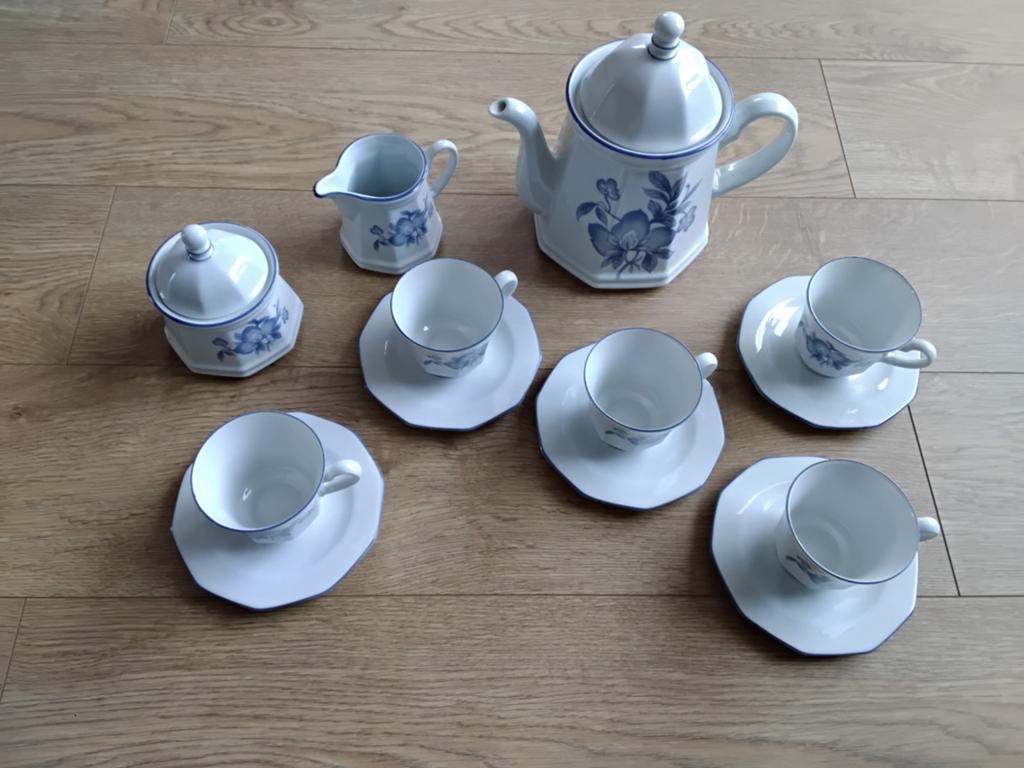 Vintage theeservies wit met blauw bloemmotief, Huis en Inrichting, Keuken | Servies, Keramiek, Ophalen of Verzenden, Zo goed als nieuw