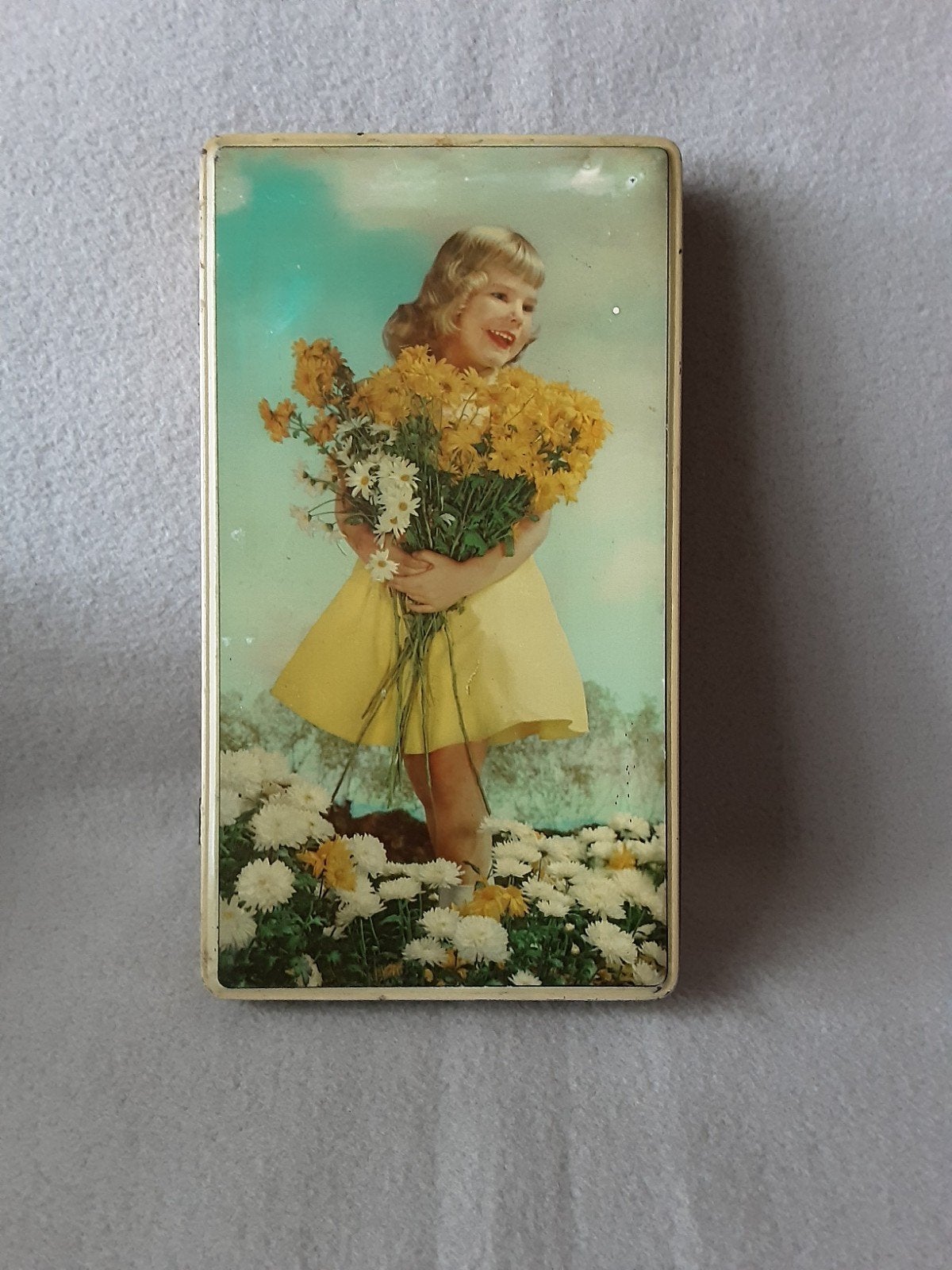 KWATTA Blik met meisje en bloemen. C.A. 1950, Ophalen of Verzenden, Gebruikt, Overige