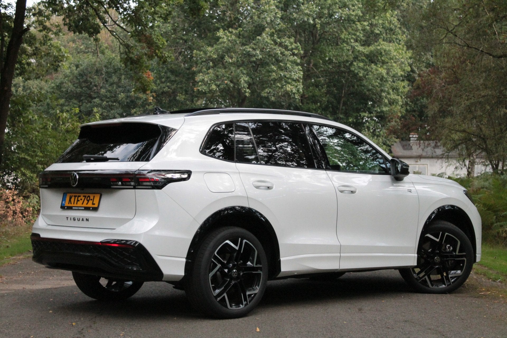 Volkswagen Tiguan 1.5 eHybrid R-Line Business | IQ | Pano |, Auto's, Leder en Stof, Wit, Bedrijf, SUV of Terreinwagen