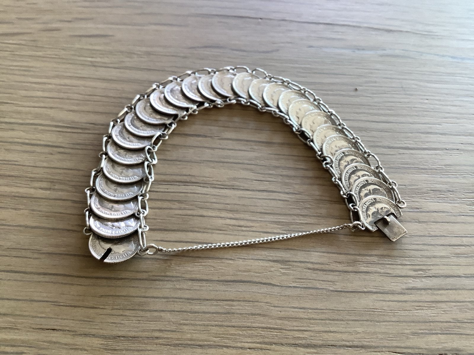 Vintage Handwerk Armband met Munten (1939-1949), Ophalen of Verzenden, Gebruikt, Zilver, Overige materialen