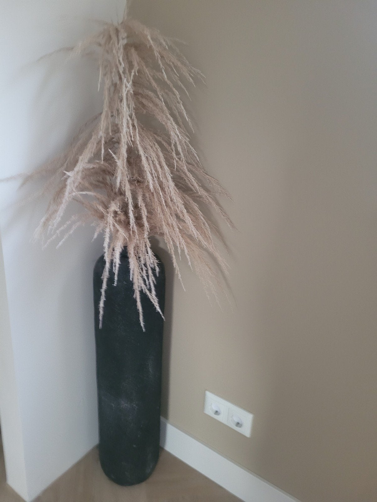 Grote zwarte vaas met pampas pluimen, Overige materialen, Gebruikt, Zwart, Inclusief decoratie