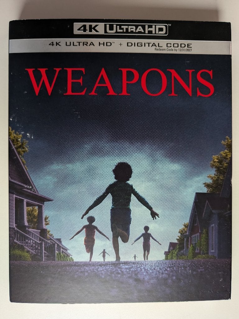 Weapons 4K US import 4K392573, Cd's en Dvd's, Blu-ray, Nieuw in verpakking, Ophalen of Verzenden