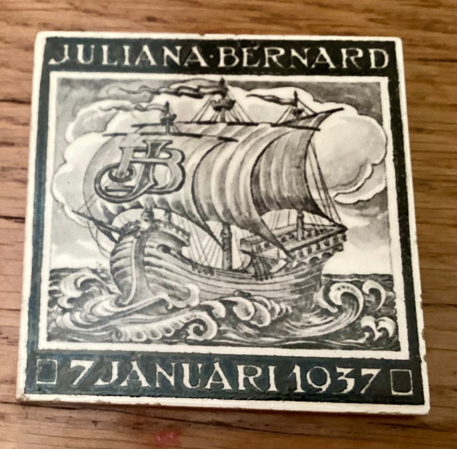 Antieke tegel: Juliana en Bernard 7 Januari 1937 MMM Holland, Ophalen of Verzenden, Gebruikt