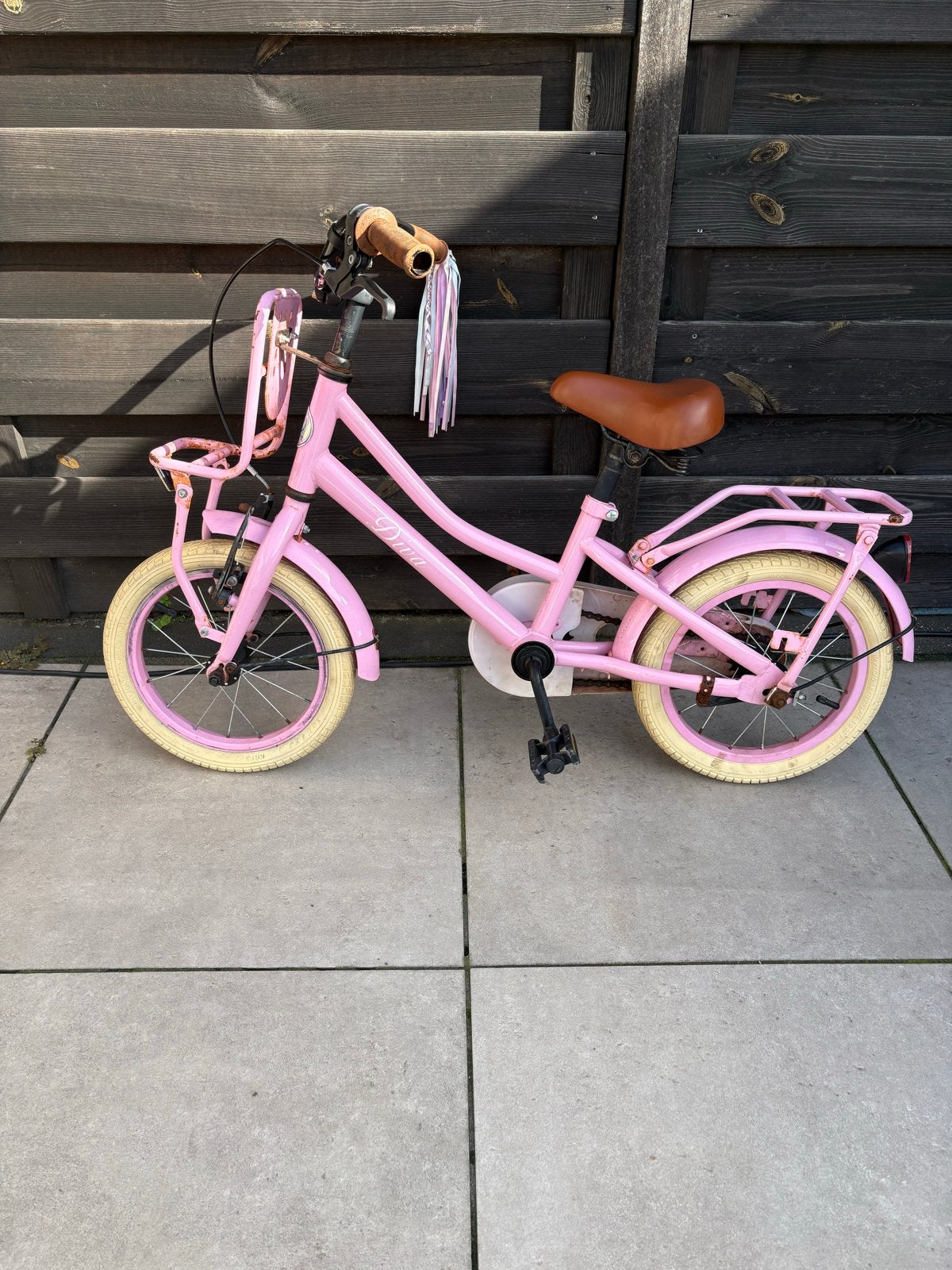 Roze kinderfiets 16 inch, Fietsen en Brommers, Terugtraprem, Zijwieltjes, Gebruikt, Ophalen of Verzenden