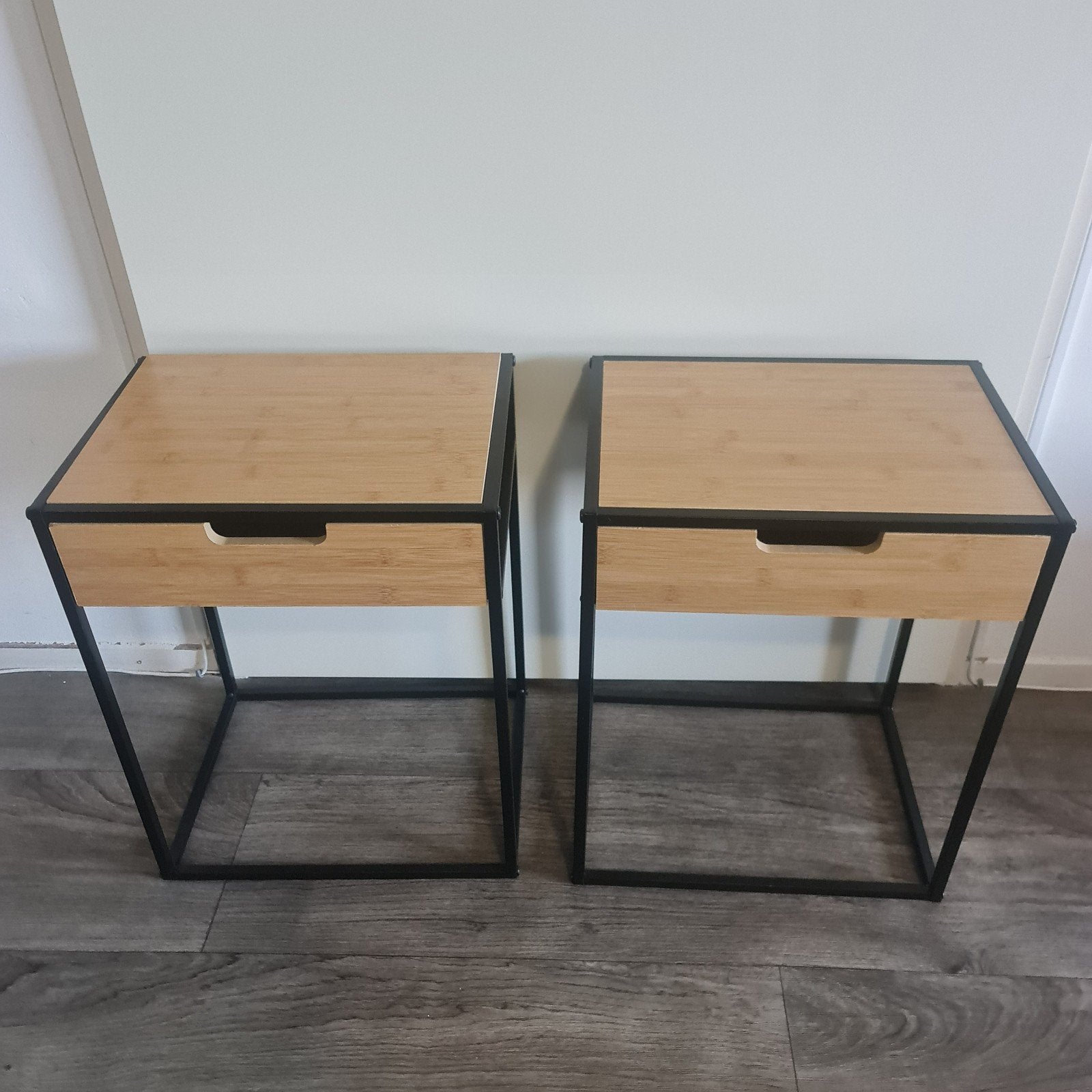 Set van 2 moderne bijzettafels bamboe en zwart metaal, Minder dan 55 cm, Modern, Industrieel, Minimalistisch, Vierkant, Zo goed als nieuw