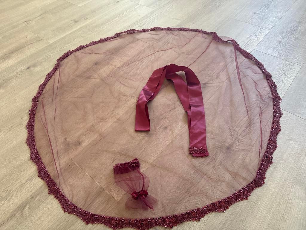 Sluier voor hennafeest - Bordeauxrood met kralen, Ophalen of Verzenden, Zo goed als nieuw, Rood, Overige typen