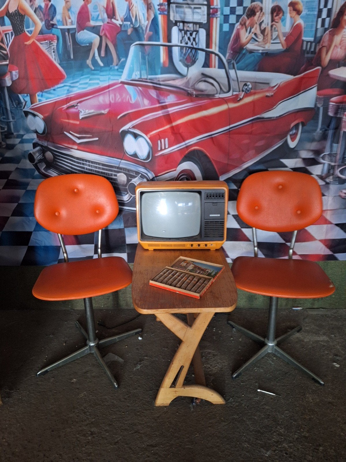 Vintage Erres TV en 2 oranje stoelen - Retro set, Ophalen