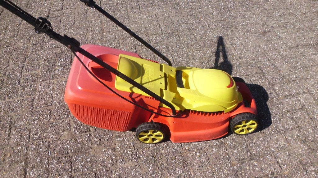 wolf electra gras maaier 32 cm maaimes  16 m. snoer, Ophalen, Cirkelmaaier, Elektrische grasmaaier, Zo goed als nieuw