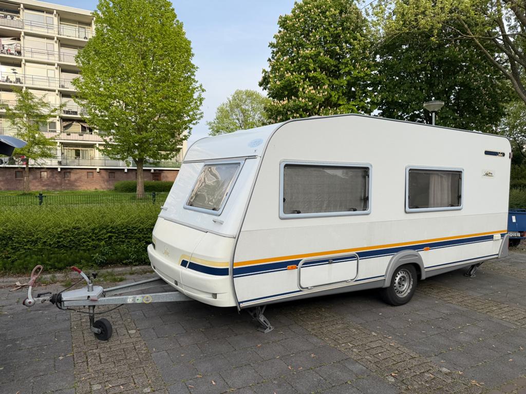 Caravan met fransbed en stapelbed, Caravans en Kamperen, Caravans, Kachel, Treinzit, Particulier, 5 tot 6 meter
