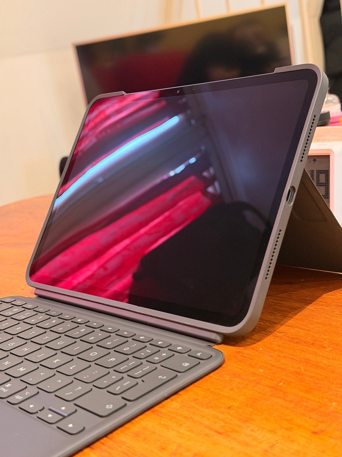 Foto 3 van iPad Pro M4 + Apple Pencil Pro + Logitech Keyboard (ZGAN)