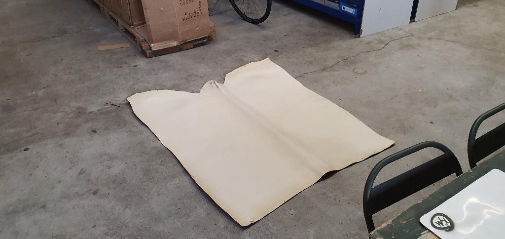 Runderhuid gecoat voor hobby / knutsel gebruik, Geschikt voor snijden, Overige thema's, Beige, Ophalen of Verzenden
