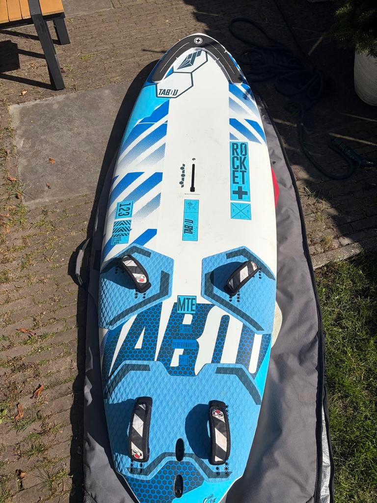 Complete Windsurfset: Tabou Rocket Plus 123L, 5 zeilen, etc., Watersport en Boten, Windsurfen, Ophalen, Gebruikt, Met draagtas