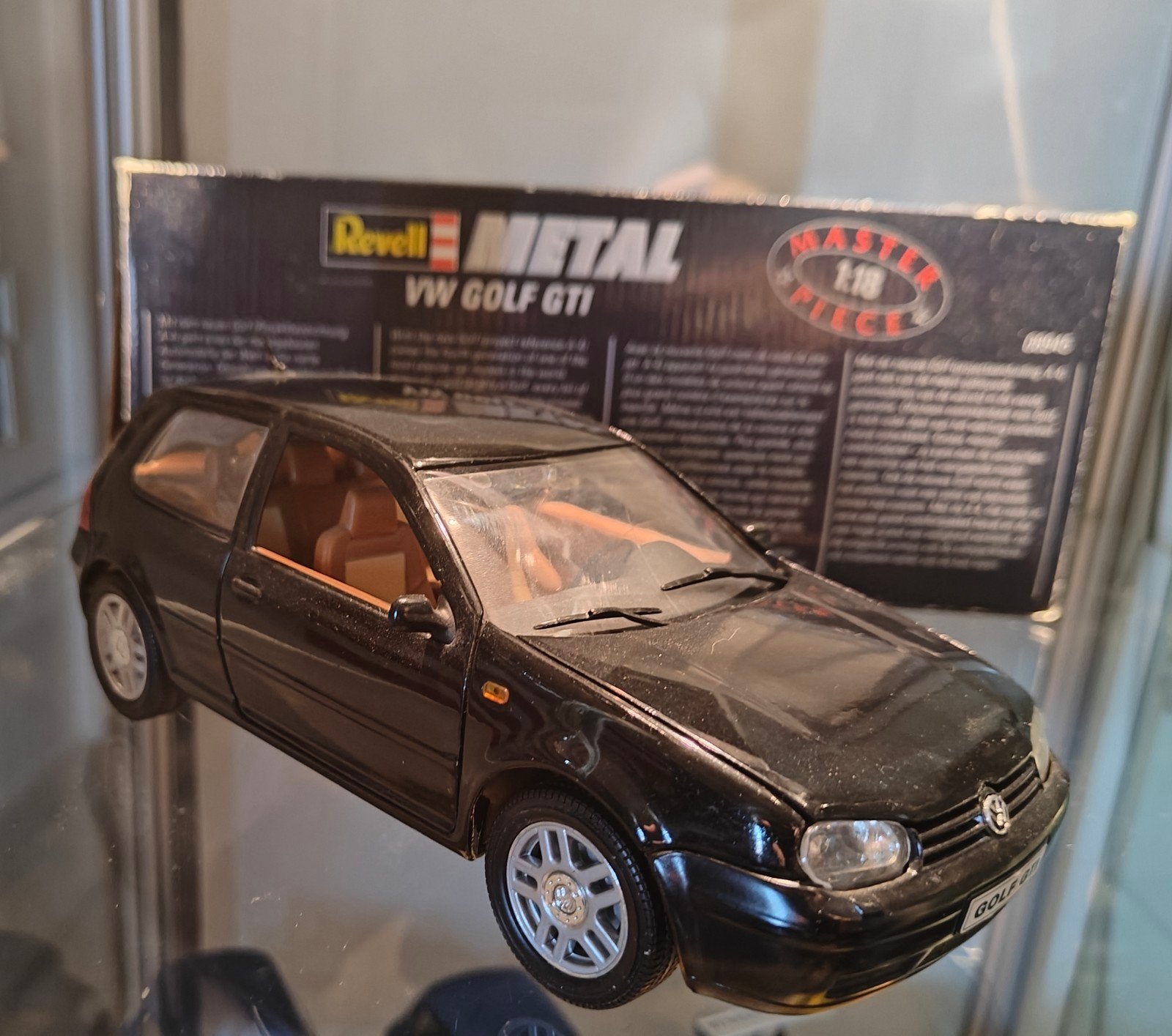 Volkswagen Golf 4 GTi 1998 zwart 1:18 revell, Ophalen of Verzenden, Gebruikt, Auto, Revell