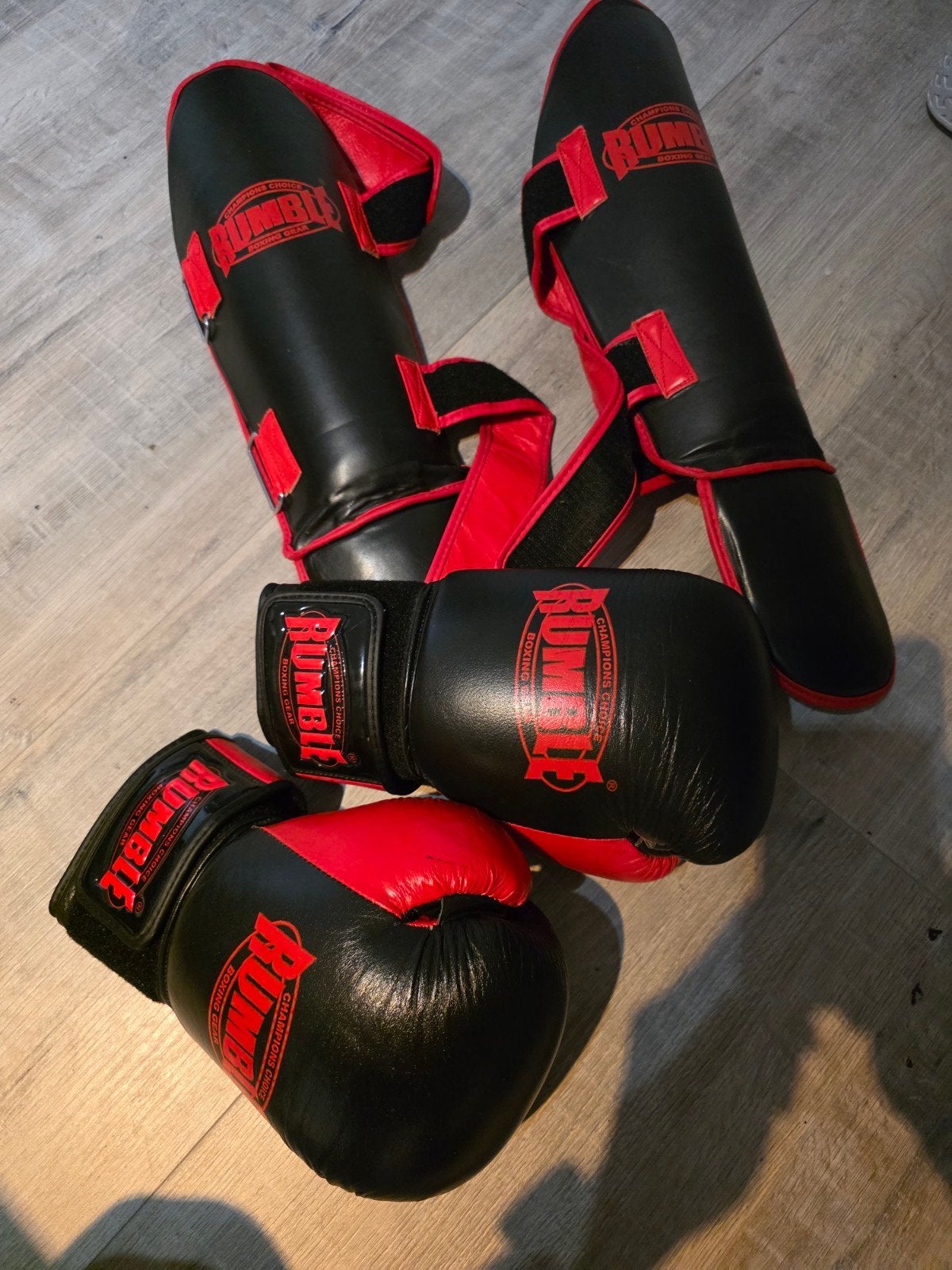 Bokshandschoenen en scheenbeschermers - Rumble, Sport en Fitness, Vechtsporten en Zelfverdediging, Gebruikt, Overige, Maat XS of kleiner