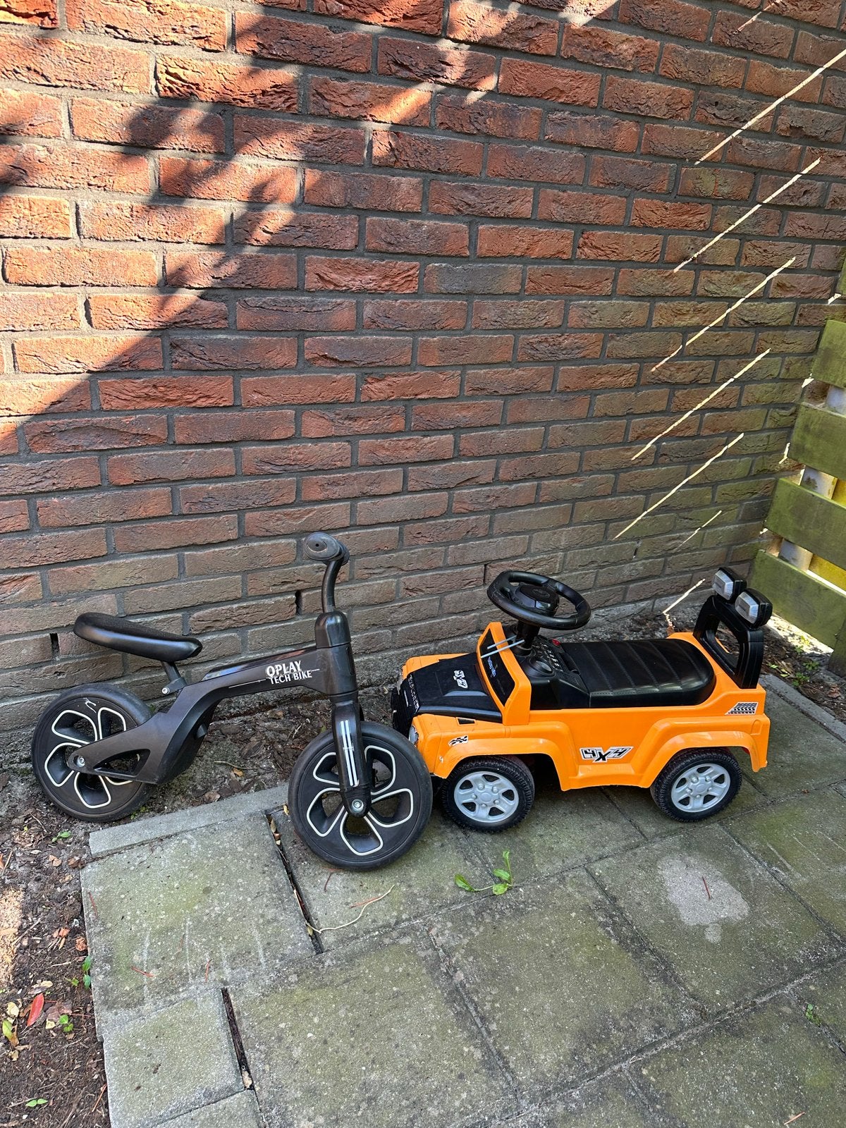 Loopfiets Oplay Tech Bike & Loopauto Jeep, Ophalen, Gebruikt