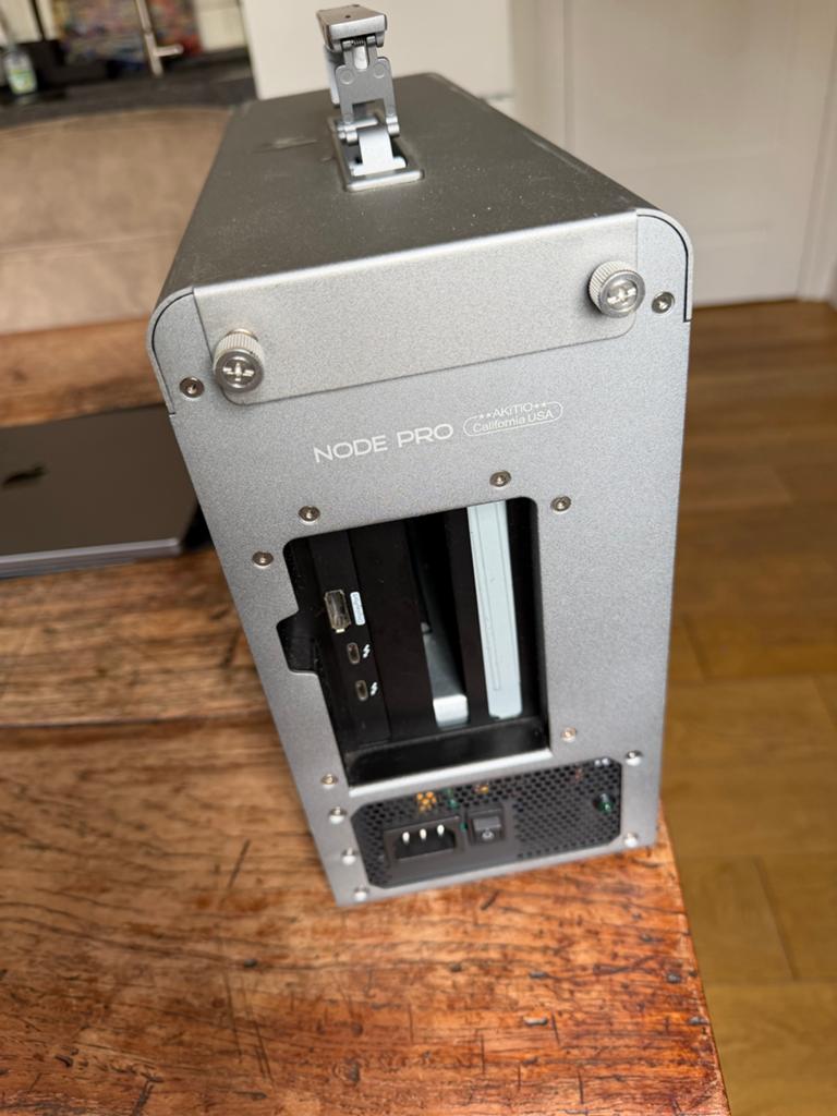 Akitio Node Pro eGPU Behuizing - Thunderbolt 3, Computers en Software, Videokaarten, Zo goed als nieuw, DisplayPort, Ophalen of Verzenden