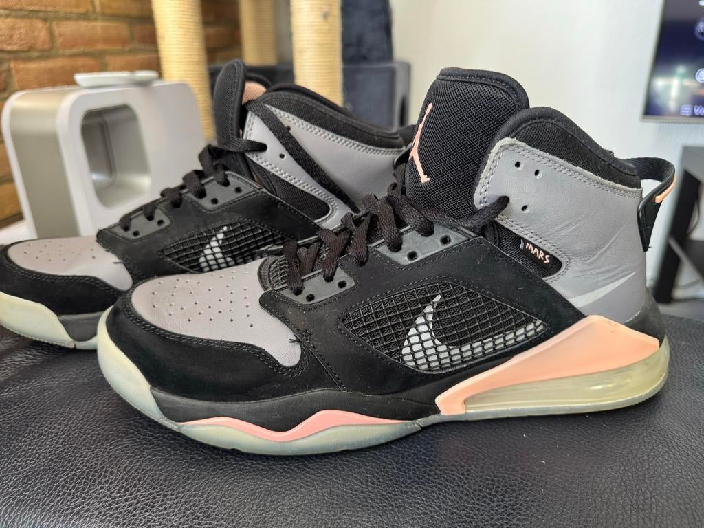 Jordan Mars 270 - Maat 44.5 - Zwart/Grijs/Roze, Ophalen of Verzenden, Gedragen, Overige kleuren, Sneakers of Gympen