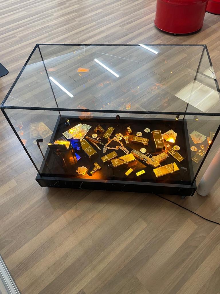 Glazen Vitrinekast met Gouden Decoratie, 100 tot 150 cm, Ophalen of Verzenden, Minder dan 100 cm, 50 tot 75 cm