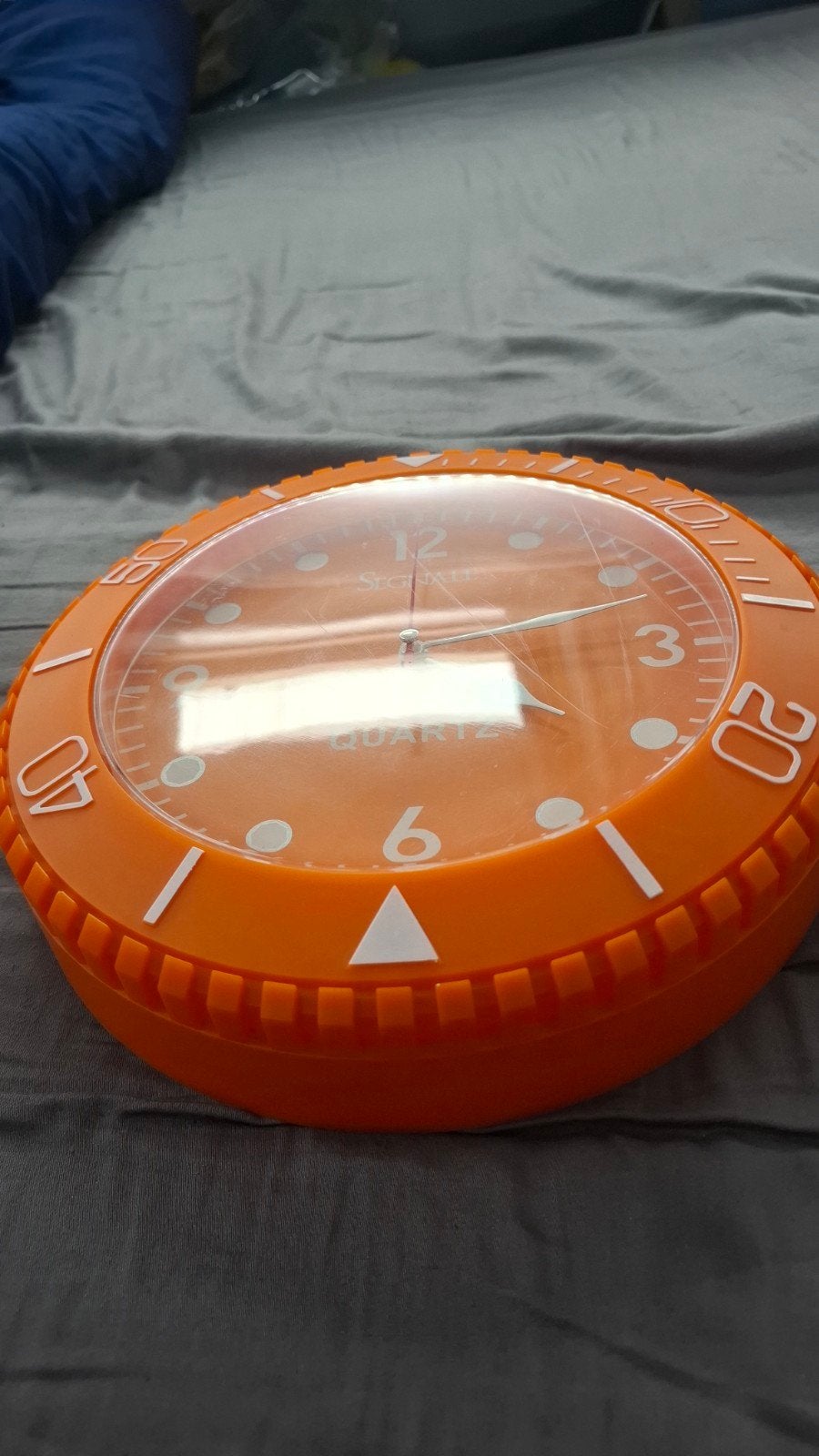Oranje wandklok - Segnale Quartz - Modern design, Huis en Inrichting, Analoog, Werkt op batterijen, Ophalen of Verzenden, Overige merken