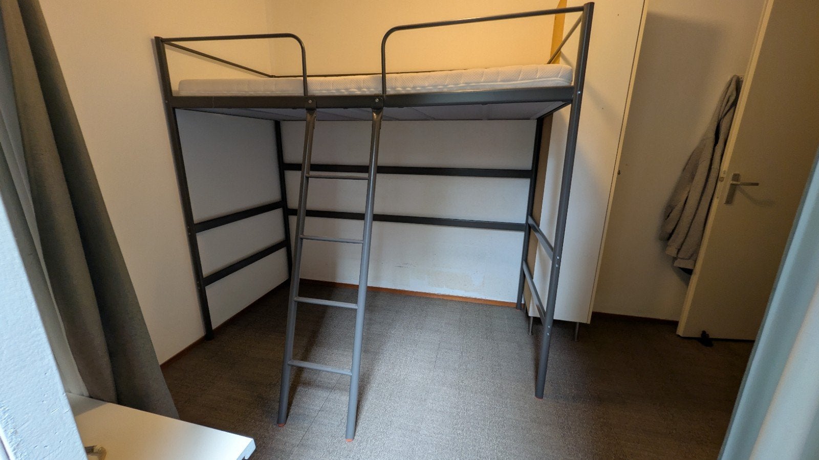 GRATIS. Hoogslaper met een zgan matras met onder ruimte voor, Ophalen, Eenpersoons, Zo goed als nieuw, 90 cm