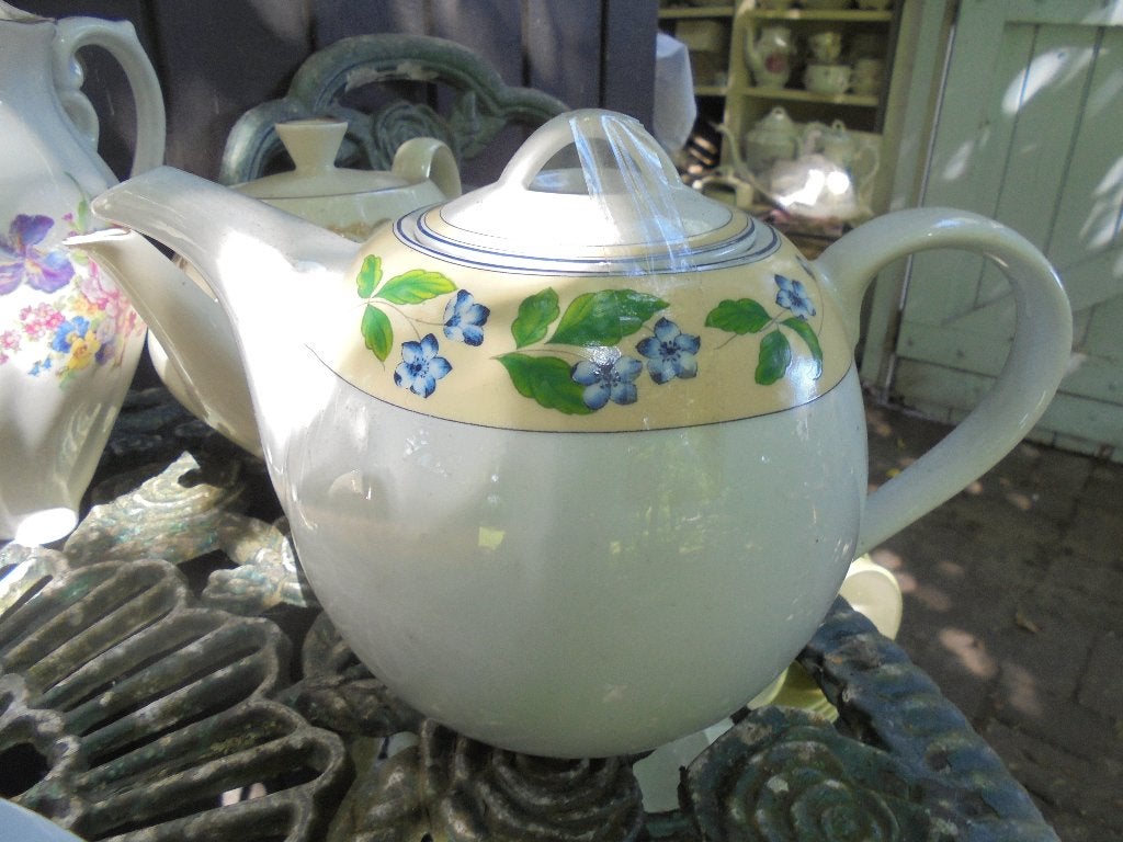 Theepot Bel Air met gele baan met blauwe bloemetjes, Huis en Inrichting, Ophalen of Verzenden, Zo goed als nieuw, Porselein, Theepot
