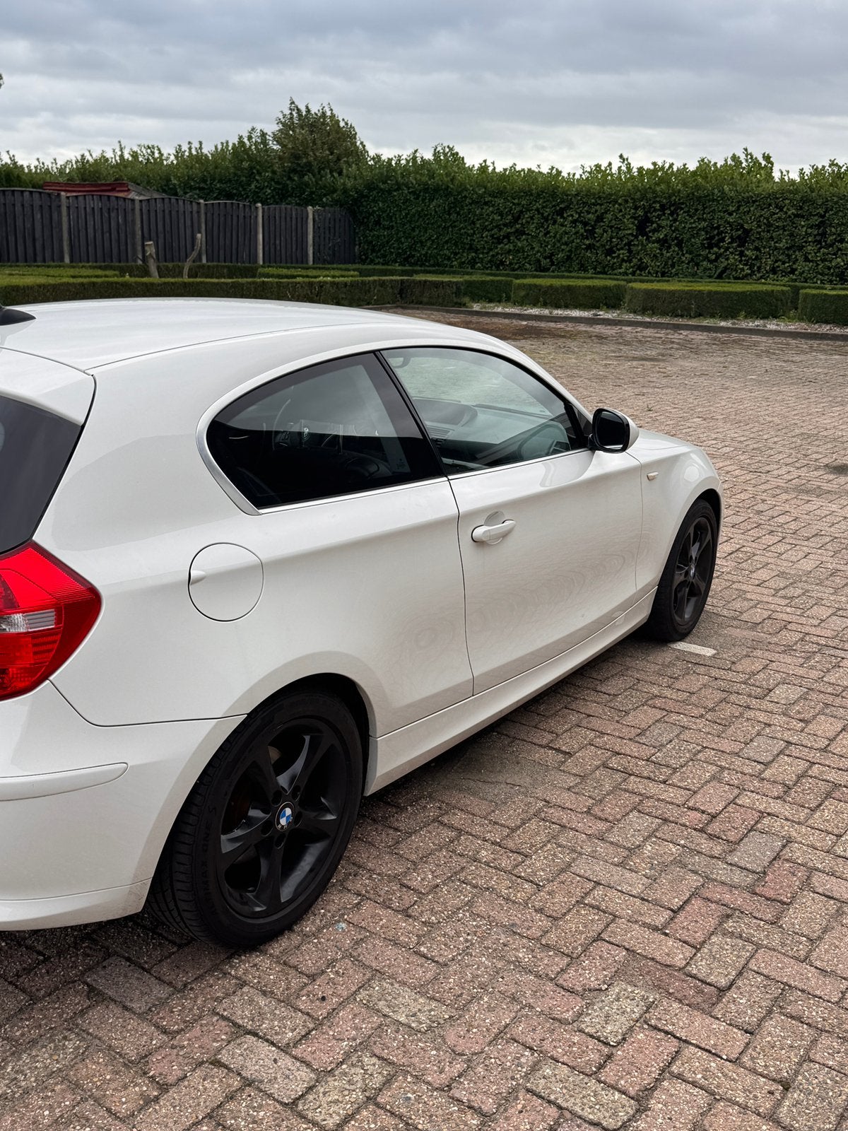 BMW 1-Serie 2.0 118I 3DR 2009 Wit, Auto's, 1-Serie, Achterwielaandrijving, 1995 cc, Zwart