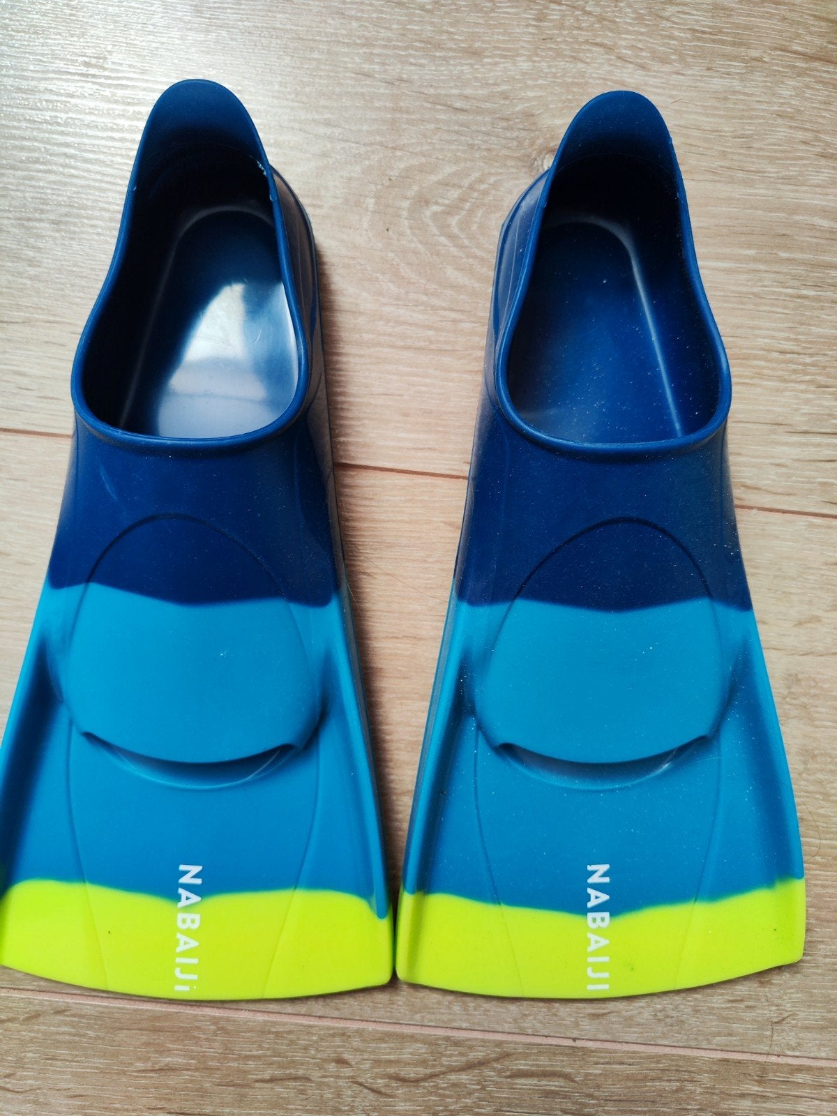 zo goed als nieuw: Nabaiji kinder flippers 31/32, Watersport en Boten, Ophalen of Verzenden, Zo goed als nieuw, Snorkelvinnen