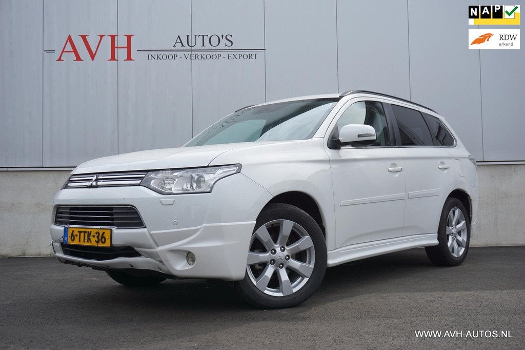 Mitsubishi Outlander 2.0 PHEV Instyle+, Zwart, 4 cilinders, Wit, Vierwielaandrijving