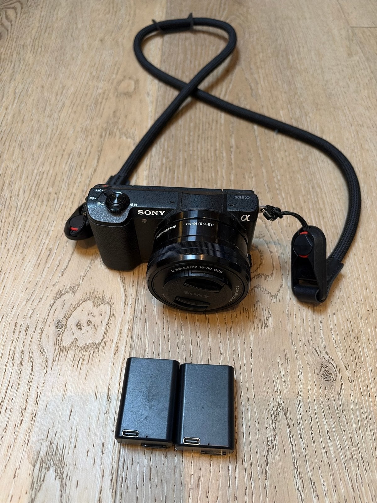 Sony A5100 met 16-50mm lens en 3 batterijen, Gebruikt, Accu, Ophalen of Verzenden, Systeemcamera