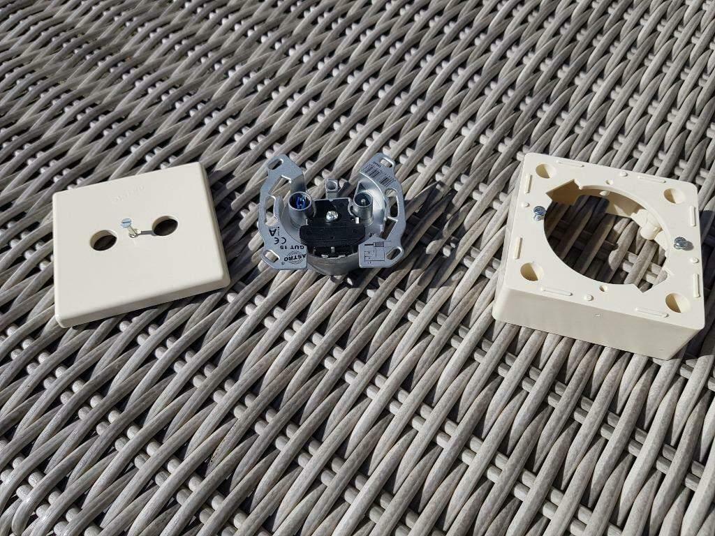 Antennedoos einddoos Astro, Ophalen of Verzenden, Zo goed als nieuw, Minder dan 2 meter, Coaxiale kabel