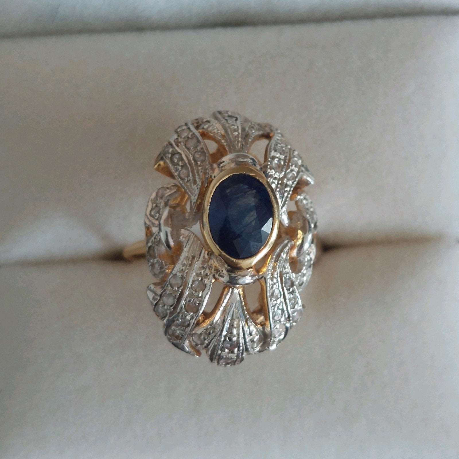 Handgemaakte 14 kt geelgouden ring met saffier en diamant, 18 tot 19, Blauw, Ophalen of Verzenden, Zo goed als nieuw