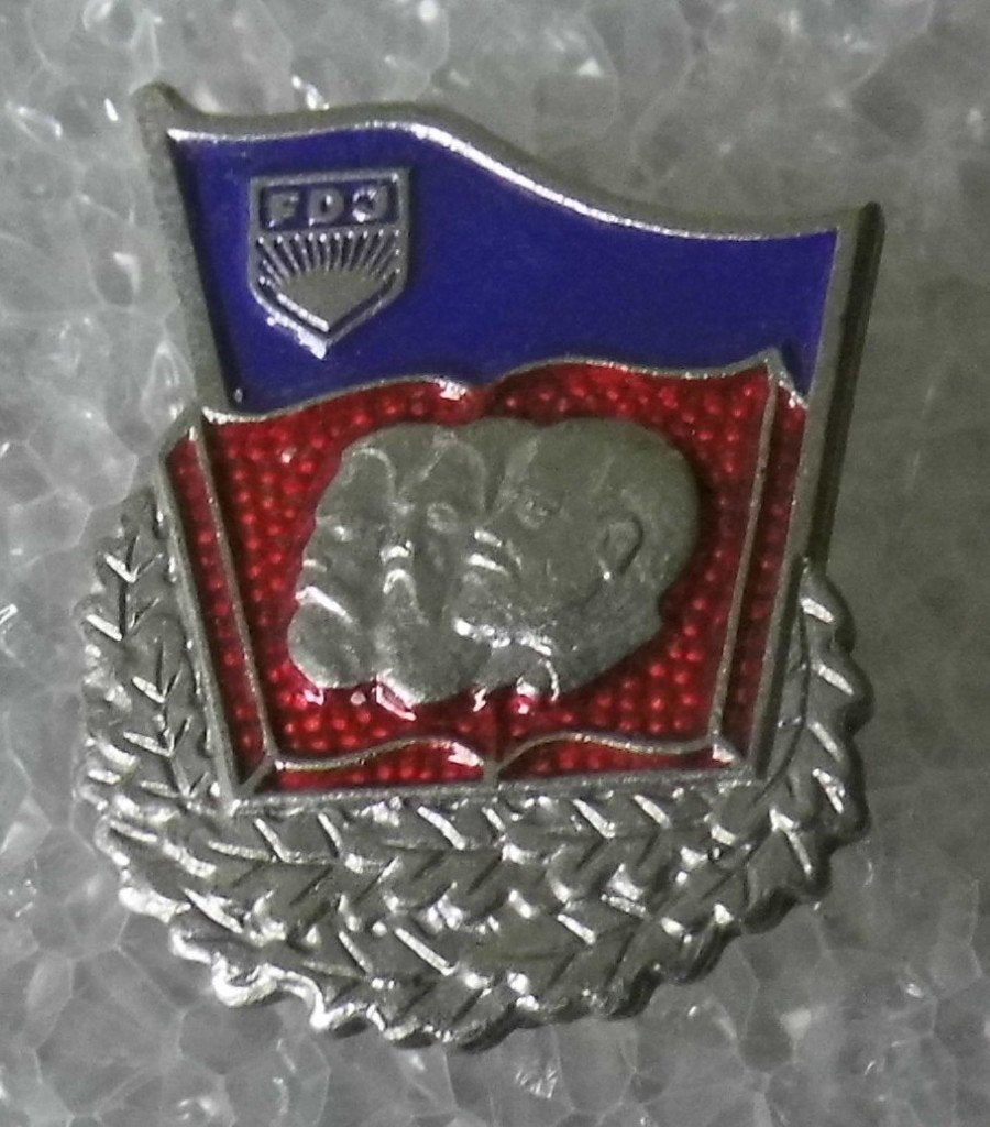 Speld DDR - FDJ, Fur gutes Wissen, zilverkleurig, Ophalen of Verzenden, Gebruikt, Stad of Land, Speldje of Pin