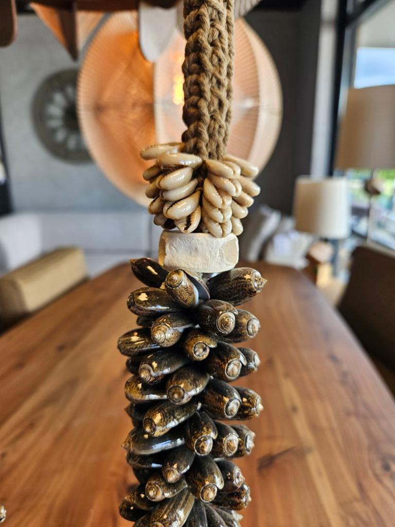 Schelpen ketting op standaard, Ophalen of Verzenden