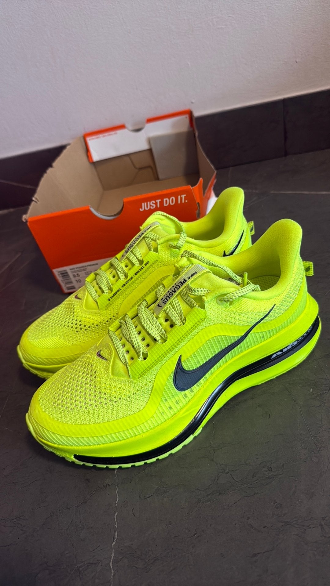 Nike pegasus premium volt EUR 41 & 42, Ophalen of Verzenden, Nieuw, Overige kleuren